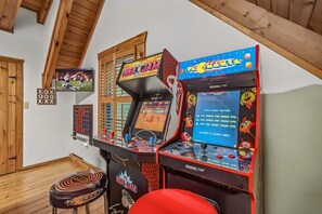 Games room - Secluded yet Close 2 All*Family Activities*Hot Tub (Sevierville)
