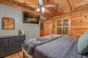 3 bedrooms, desk, travel crib, WiFi (free)