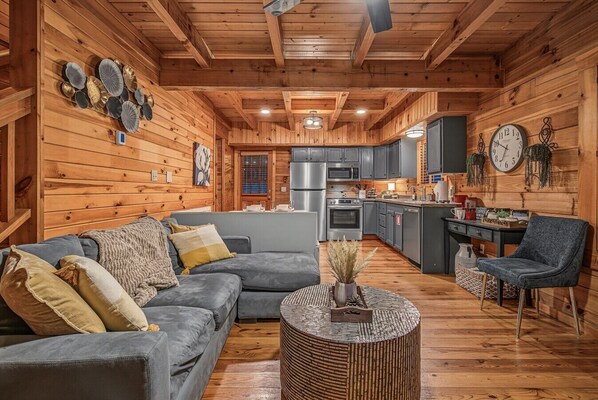 L’intérieur d’un chalet confortable, avec un salon, une cuisine et un coin repas.
