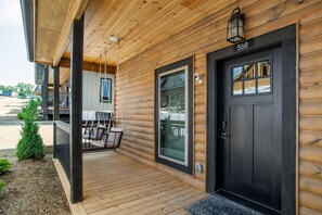 Exterior detail - Winding Down: Modern Cabin Retreat (Pigeon Forge)