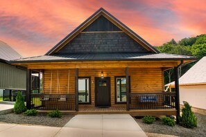 Exterior - Winding Down: Modern Cabin Retreat (Pigeon Forge)