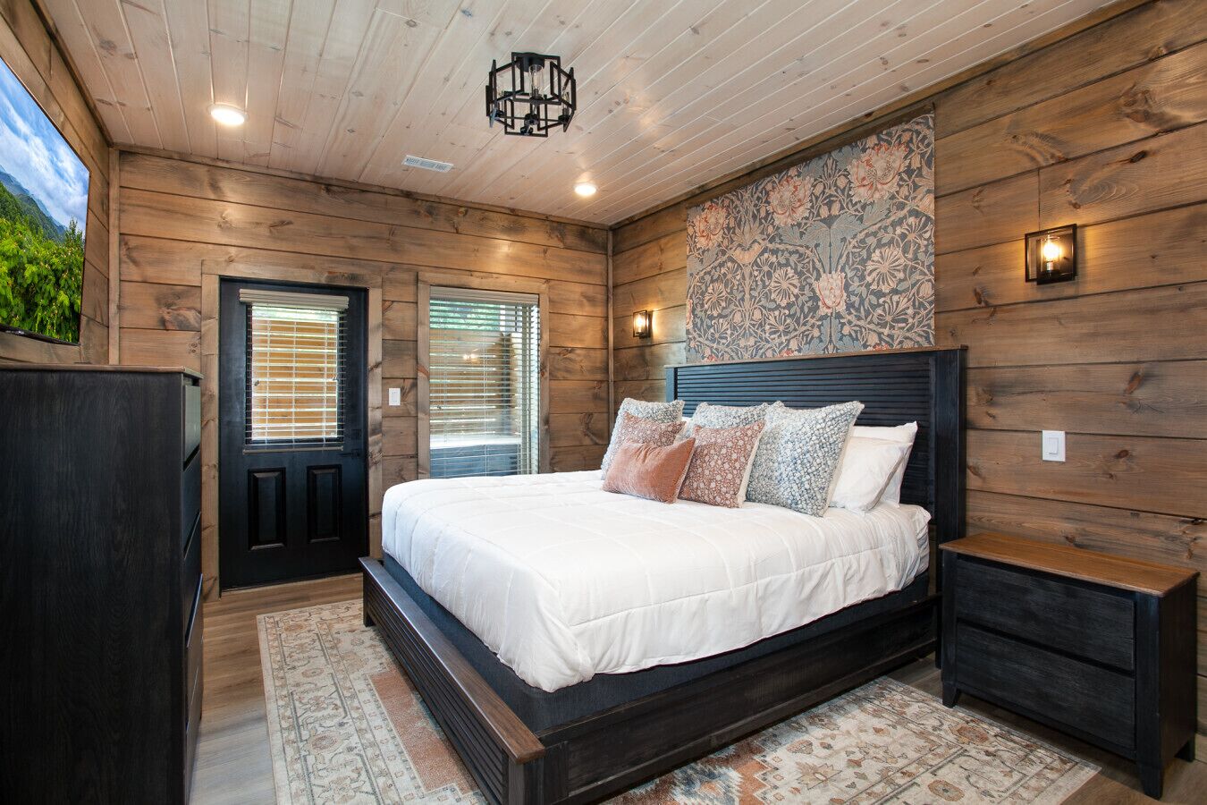 3 bedrooms, desk, iron/ironing board, travel cot