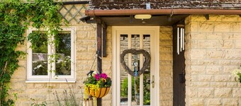 Cosy Cotswolds home | parking | colourful garden | Pass the Keys