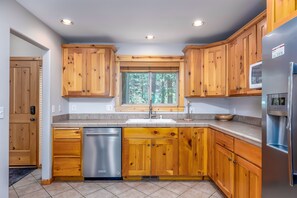 Een koelkast, een magnetron, een oven, een kookplaat