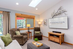 Smart TV, fireplace, table football - WOLF01-Family Friendly Retreat w. AC & Foosball (Sunriver)