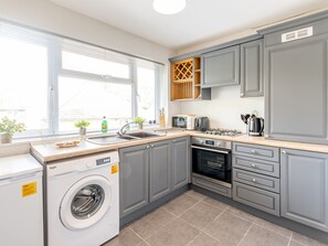 Kylskåp, mikrovågsugn, ugn och diskmaskin