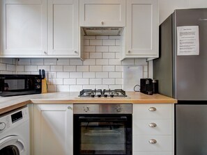 Geladeira, micro-ondas, fogão, cafeteira/chaleira