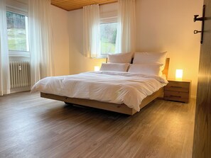 3 bedrooms, iron/ironing board, WiFi, bed sheets