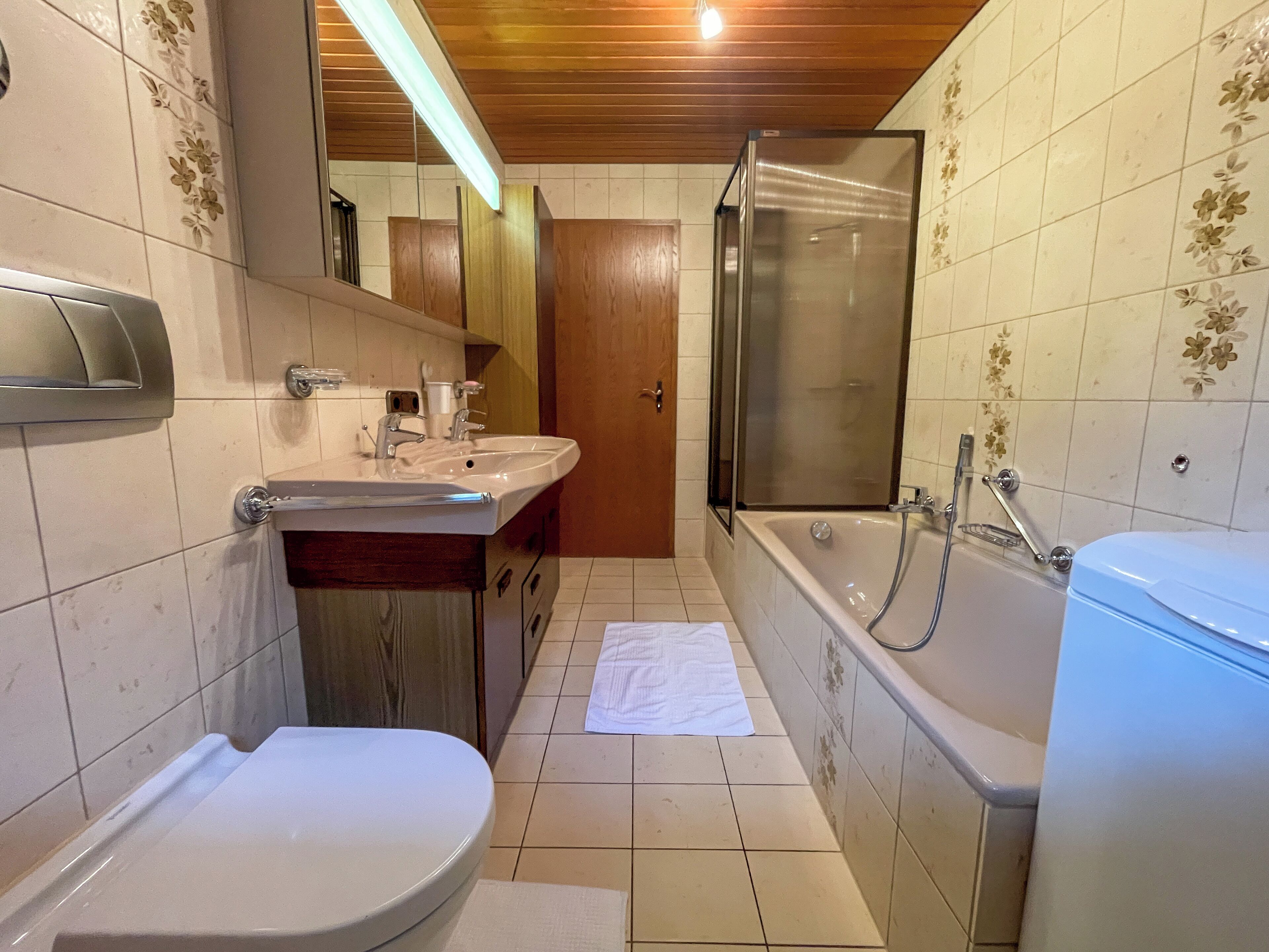 Un baño con inodoro, lavabo y bañera.