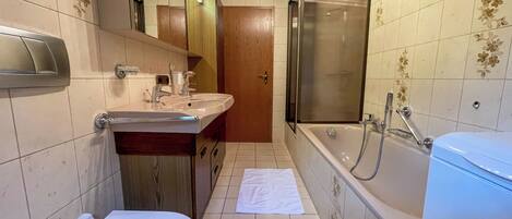 Un baño con inodoro, lavabo y bañera.