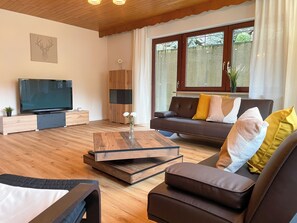 Smart TV - Apartement Sonnenglück in the Black Forest | panoramic view, terrace, 3 bedrooms (Bad Peterstal-Griesbach)