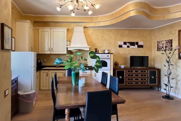 Convivial dining area with equipped kitchen