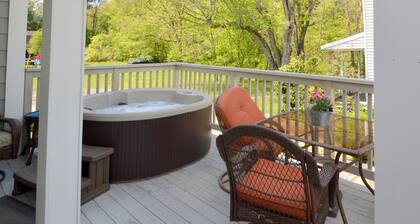 4-bedroom house in historic Berkeley Springs with AC, WiFi & Hot Tub
