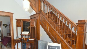 Un escalier en bois, sur lequel est affiché un panneau indiquant : « Bienvenue à The Abbey, 388, rue Washington Sud. »
