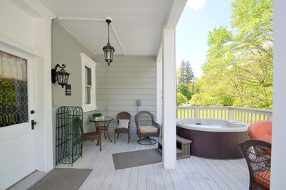 4-bedroom house in historic Berkeley Springs with AC, WiFi & Hot Tub