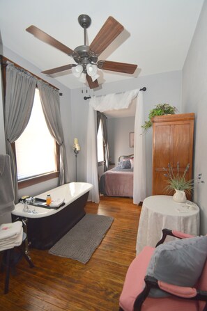 4 عدّة غرف نوم ومكواة/لوح كي وواي فاي وملاءات أسرّة