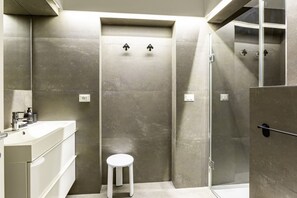 Een douche, een bidet, handdoeken