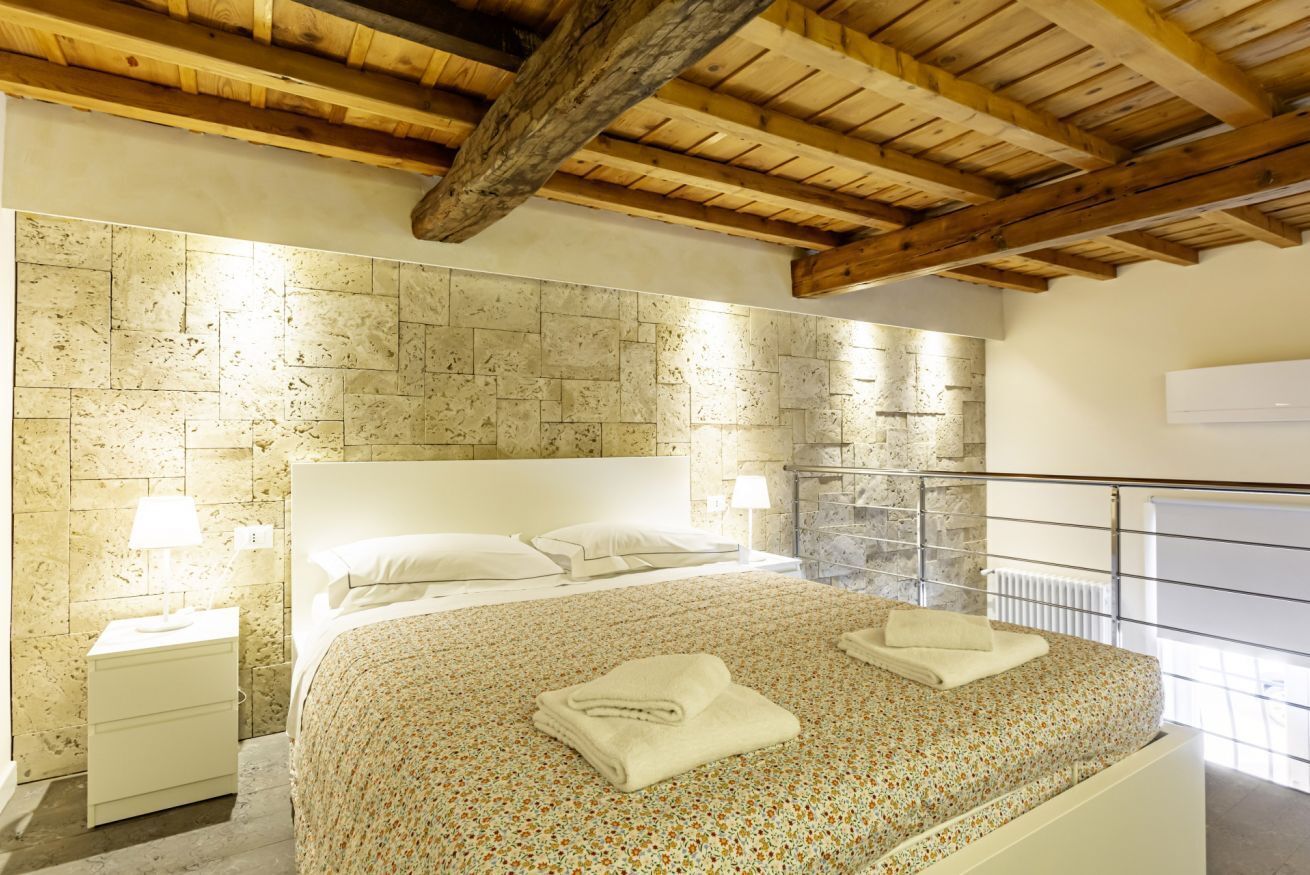 1 chambre, fer et planche à repasser