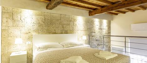 1 chambre, fer et planche à repasser