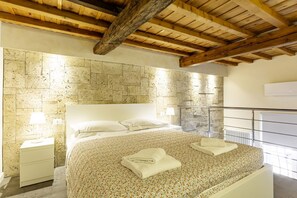 1 habitación y tabla de planchar con plancha 