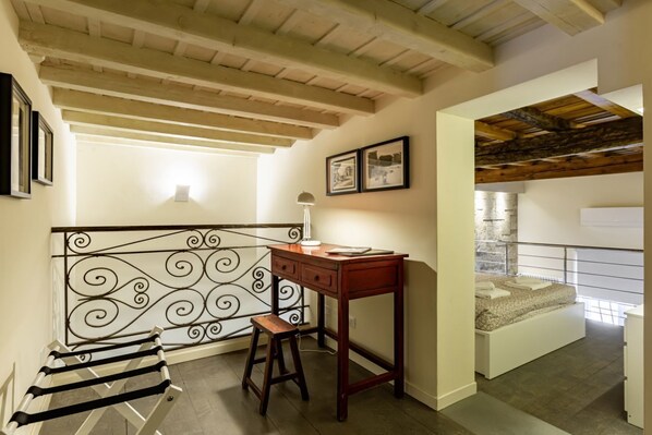 1 bedroom, iron/ironing board - GuestHost - Charming 65 sqm apartment, able to accommodate up to 4 people, located on the ground floor of an ancient and characteristic building (2 steps to access).The apartment, located near the historic Porta Romana in Florence, is full of works of ar (Florence)