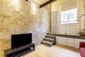 Interior - GuestHost - Charming 65 sqm apartment, able to accommodate up to 4 people, located on the ground floor of an ancient and characteristic building (2 steps to access).The apartment, located near the historic Porta Romana in Florence, is full of works of ar (Florence)