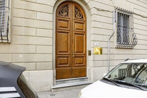 Exterior detail - GuestHost - Charming 65 sqm apartment, able to accommodate up to 4 people, located on the ground floor of an ancient and characteristic building (2 steps to access).The apartment, located near the historic Porta Romana in Florence, is full of works of ar (Florence)