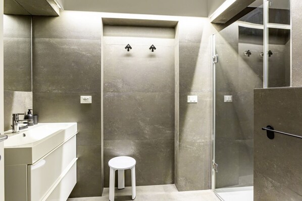 Shower, hair dryer, bidet, towels