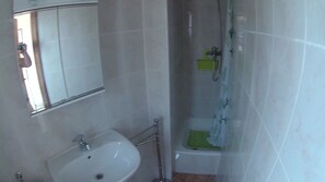 Serviettes fournies, savon, papier toilette