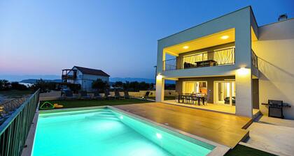 Modern & minimalistic 4-bedroom villa with lots of attractions