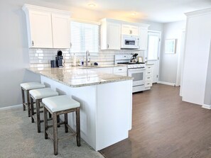 Geladeira, micro-ondas, fogão, cooktop