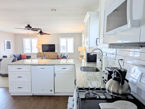 Frigorífic, microones, forn i placa de cuina 