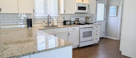 冷蔵庫、電子レンジ、オーブン、コンロ