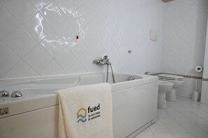 Bidet, serviettes fournies