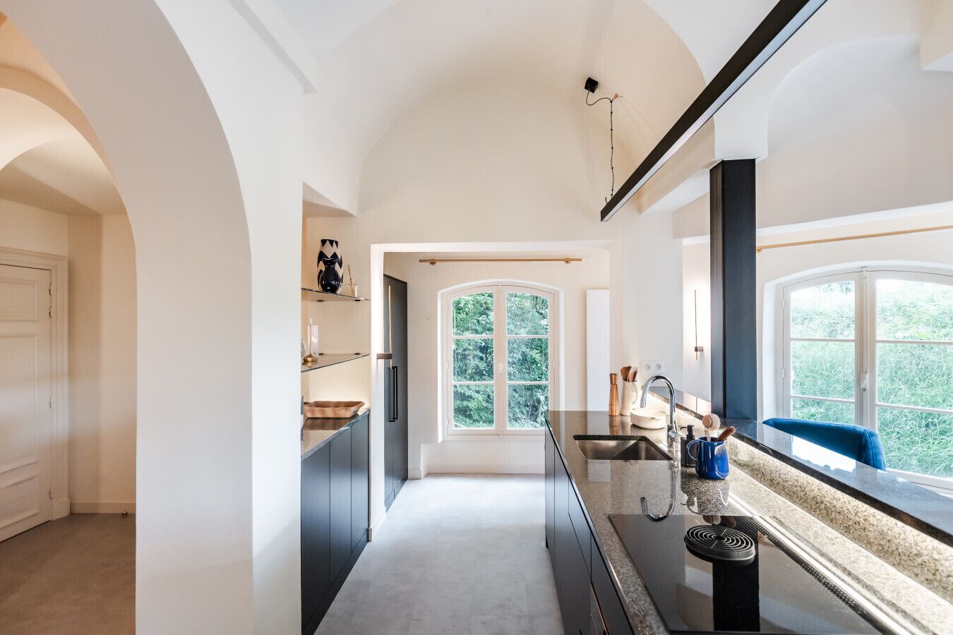 Een koelkast, een oven, een vaatwasser, een koffiezetapparaat/waterkoker