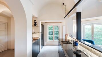 Réfrigérateur, four, lave-vaisselle, cafetiÚre/bouilloire