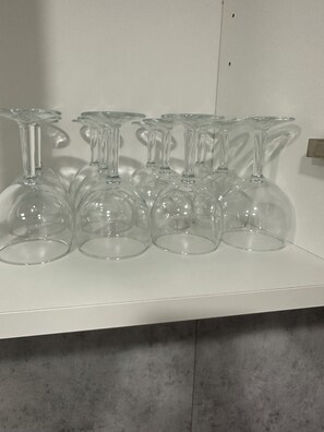 Secador de pelo, toallas, jabón, papel higiénico