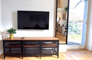 Casa, vistas al patio | Zona de estar | Smart TV de 100 cm con canales digitales
