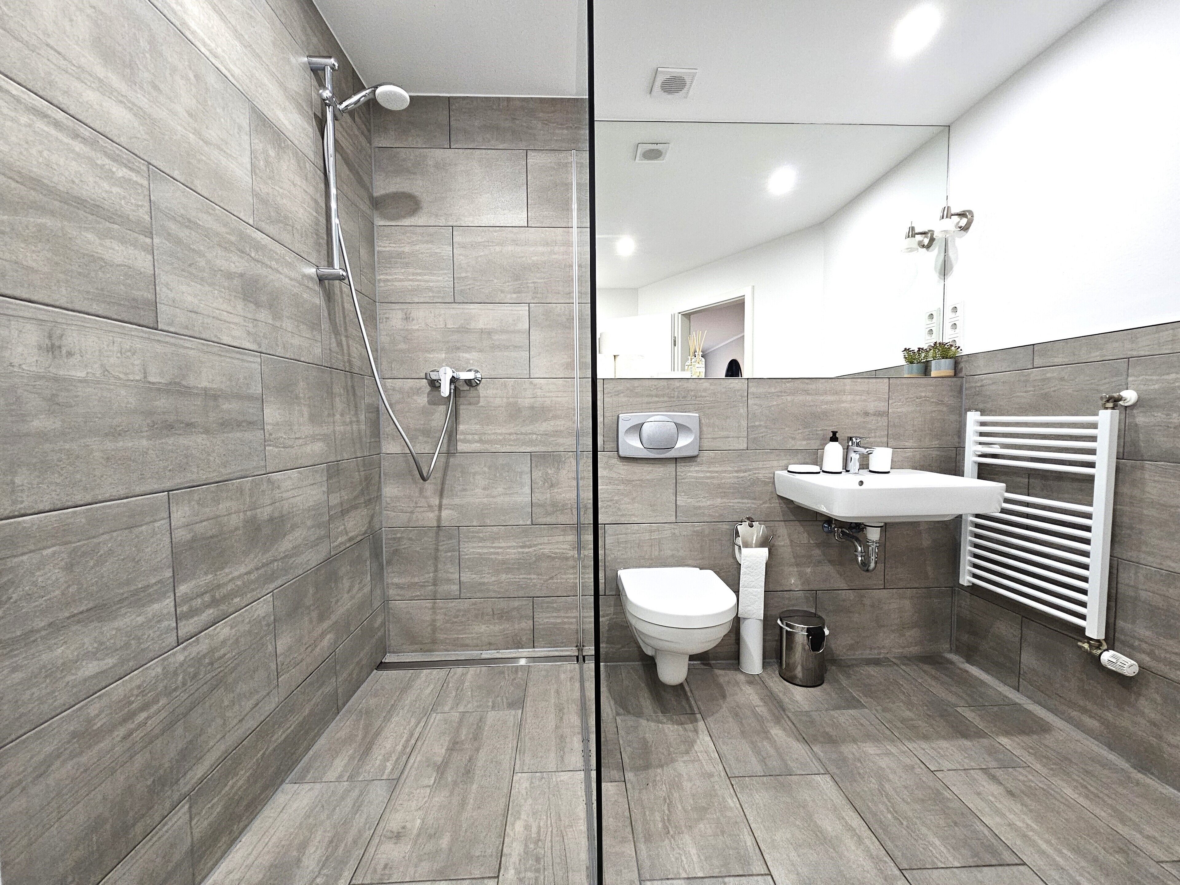 Apartment, Blick auf den Innenhof | Badezimmer