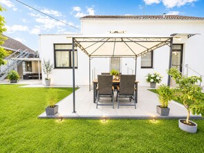 Studio, terrasse, hageutsikt