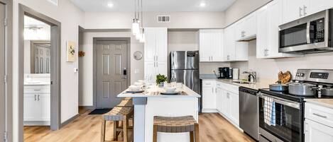 Réfrigérateur, micro-ondes, four, plaque de cuisson