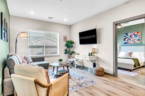 Smart TV, video games - Brand New, Pool, Gym, Mins to DT Waco, BU | TZ1 (Lacy Lakeview)