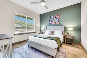 2 bedrooms, desk, travel cot, free WiFi - Brand New, Pool, Gym, Mins to DT Waco, BU | TZ1 (Lacy Lakeview)