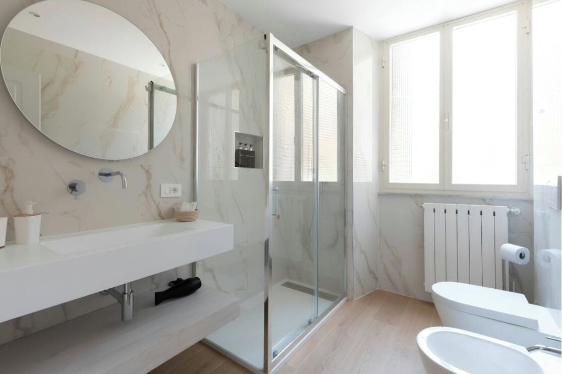 Sèche-cheveux, bidet, serviettes fournies, savon
