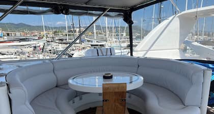 Luxury yacht in marina de Badalona. Price for overnight stay in the whole yacht.