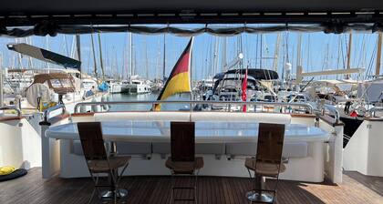 Luxury yacht in marina de Badalona. Price for overnight stay in the whole yacht.
