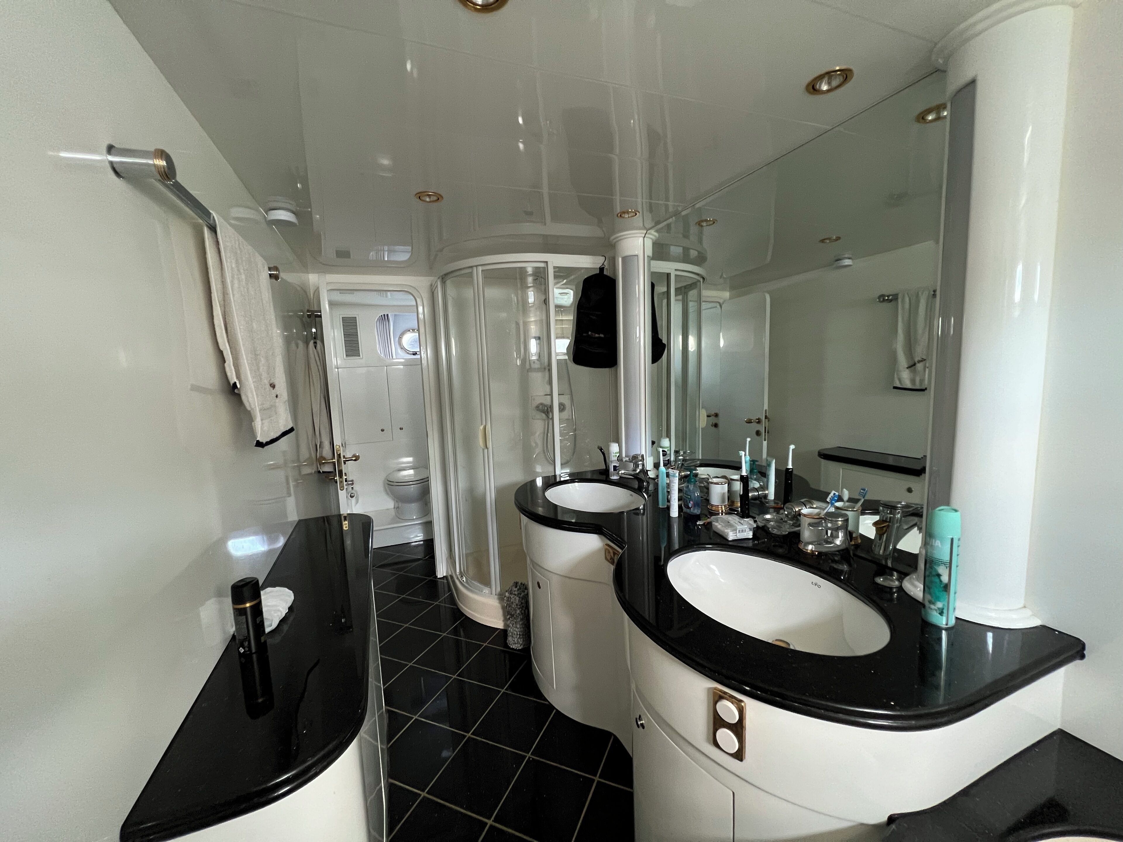 Douche, baignoire à jets, sèche-cheveux, bidet