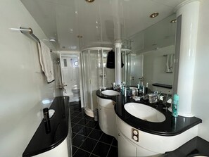 Douche, baignoire Ă jets, sĂšche-cheveux, bidet