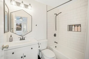 Haartrockner, Handtücher, Seife, Toilettenpapier