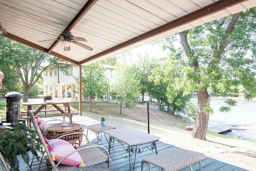 LBJ lakefrnt stuns. Natural, peaceful getaway